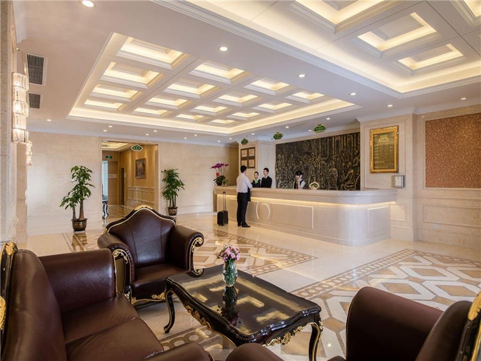 Vienna Hotel Shenzhen East Railway Station Buji Ancient Street Hotel in Shenzhen