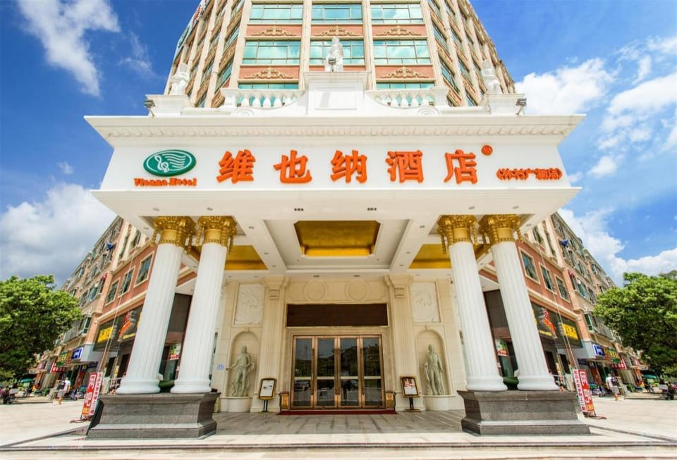 Vienna Hotel Guangdong Dongguan Tangxia South High-Speed Railway Station Hotel in Shenzhen