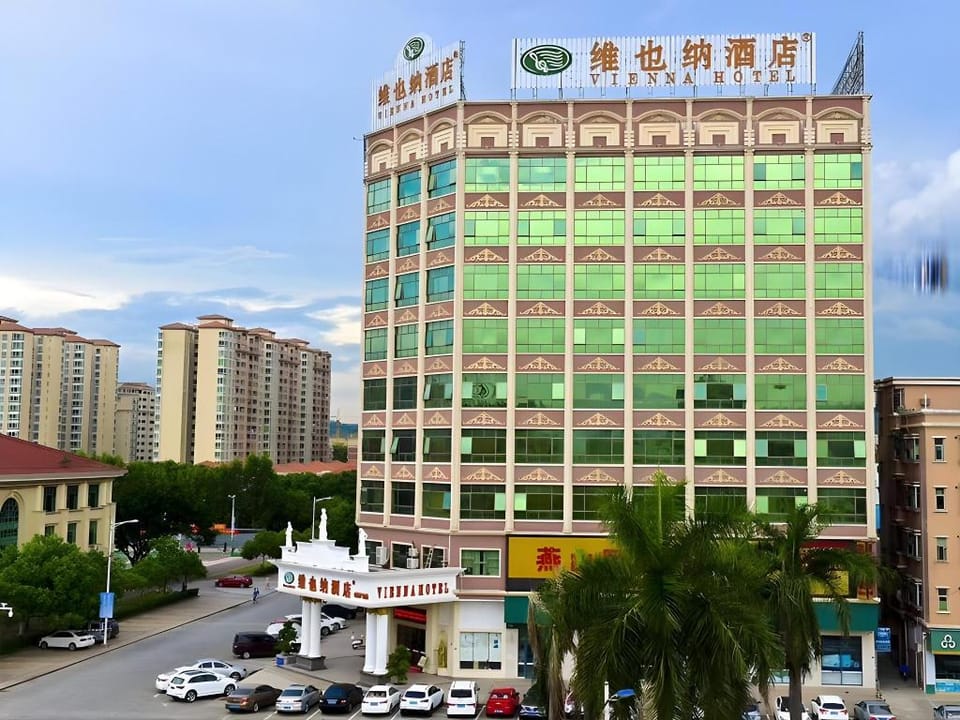 Vienna Hotel Guangdong Dongguan Tangxia South High-Speed Railway Station Hotel in Shenzhen