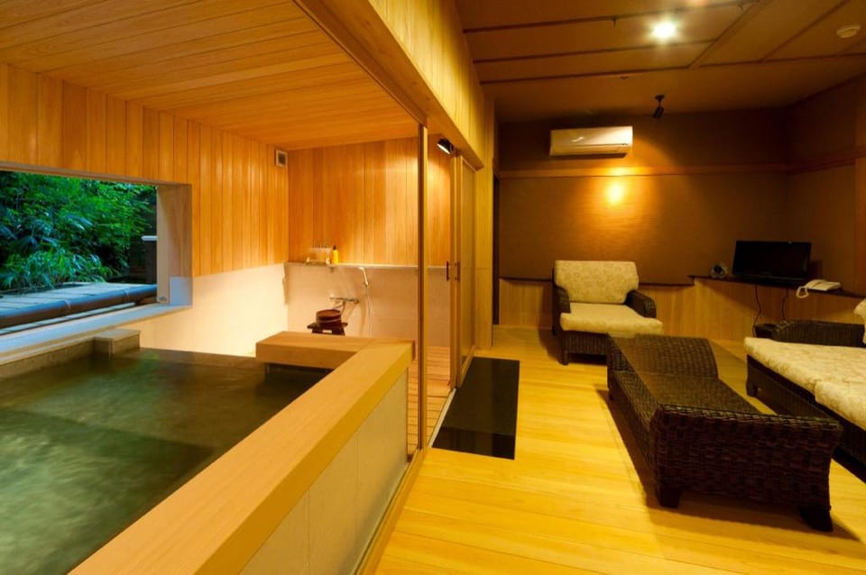 Yoshidaya Sannoukaku Ryokan Hotel in Ishikawa Prefecture