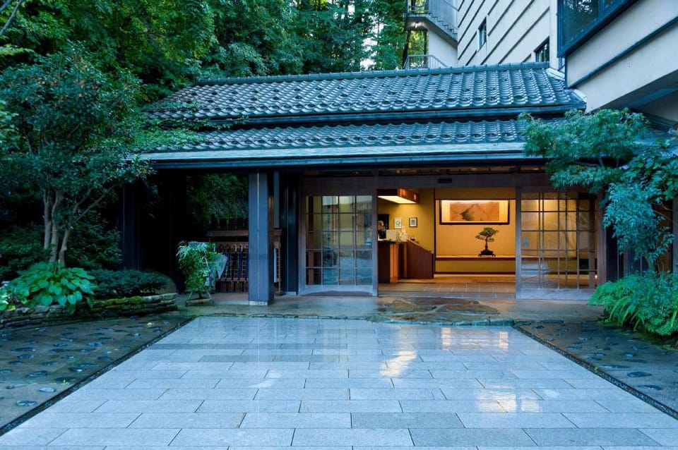 Yoshidaya Sannoukaku Ryokan Hotel in Ishikawa Prefecture