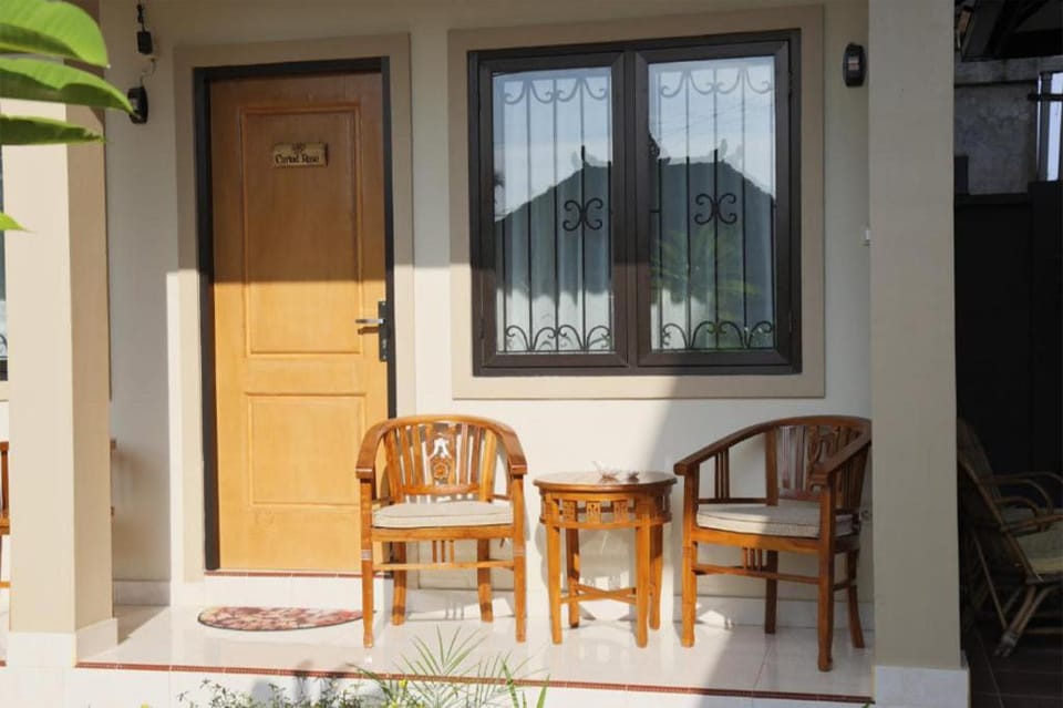 Whiterose Guesthouse Bed and Breakfast in Batu Layar