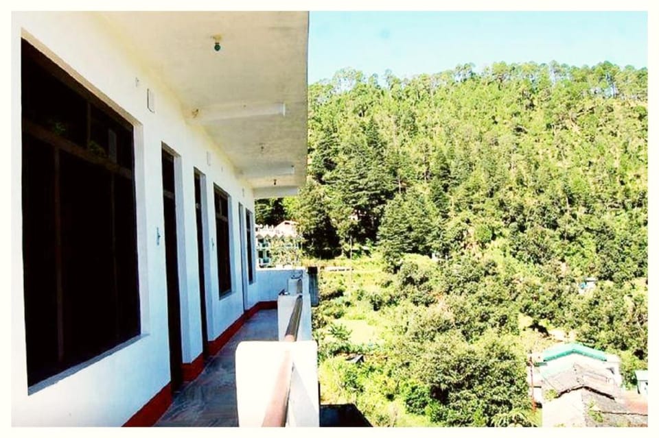 Goroomgo Snow View Guest House Kausani Hotel in Uttarakhand