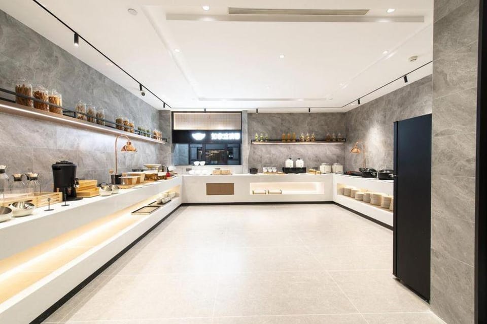 Home Inn Plus - Beijing New International Exhibition Capital Airport Hotel in Beijing