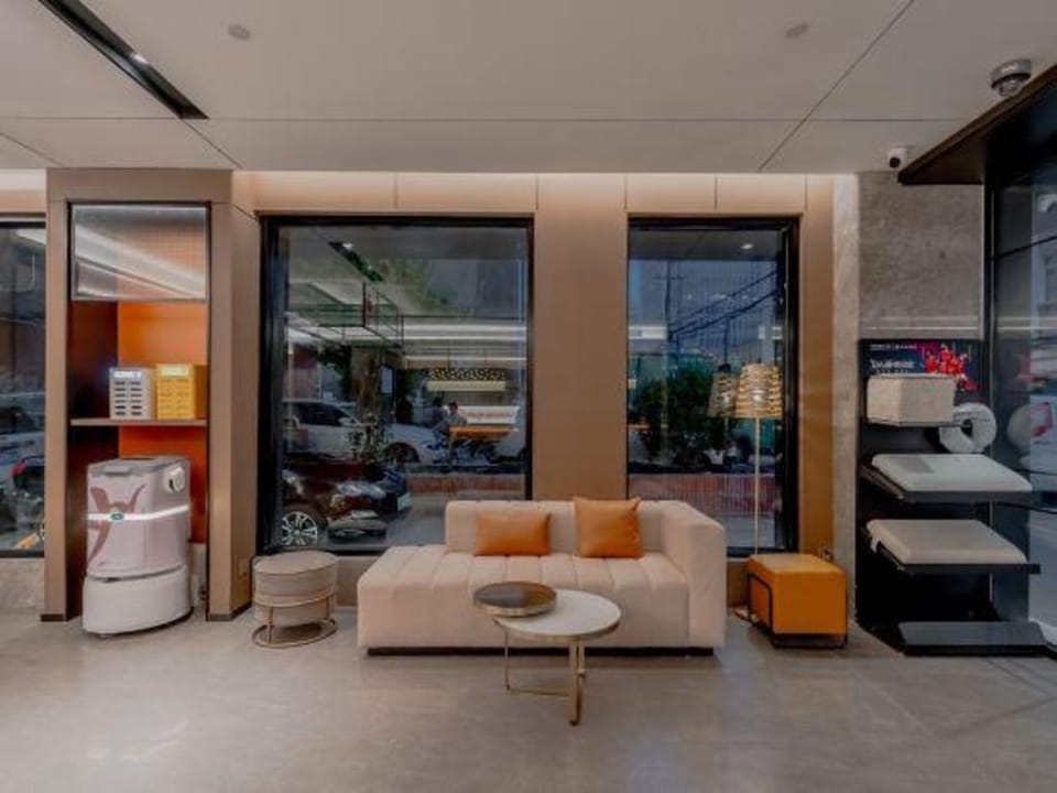Home Inn Plus - Shanghai Bund Nanjing Road Pedestrian Street Hotel in Shanghai