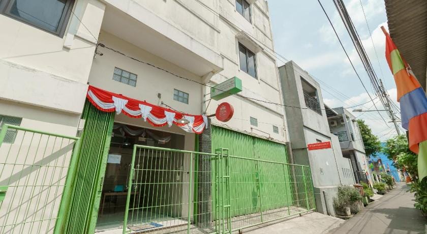 Green Apple Residence near Sarinah Mitra RedDoorz Bed and Breakfast in Jakarta