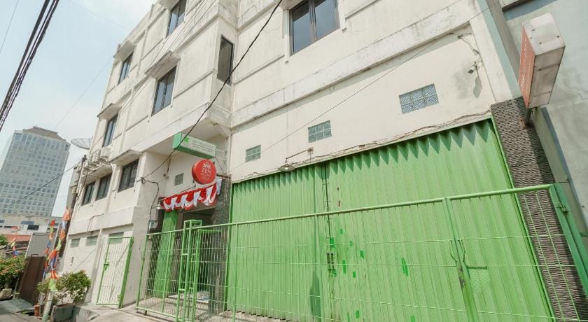 Green Apple Residence near Sarinah Mitra RedDoorz Bed and Breakfast in Jakarta