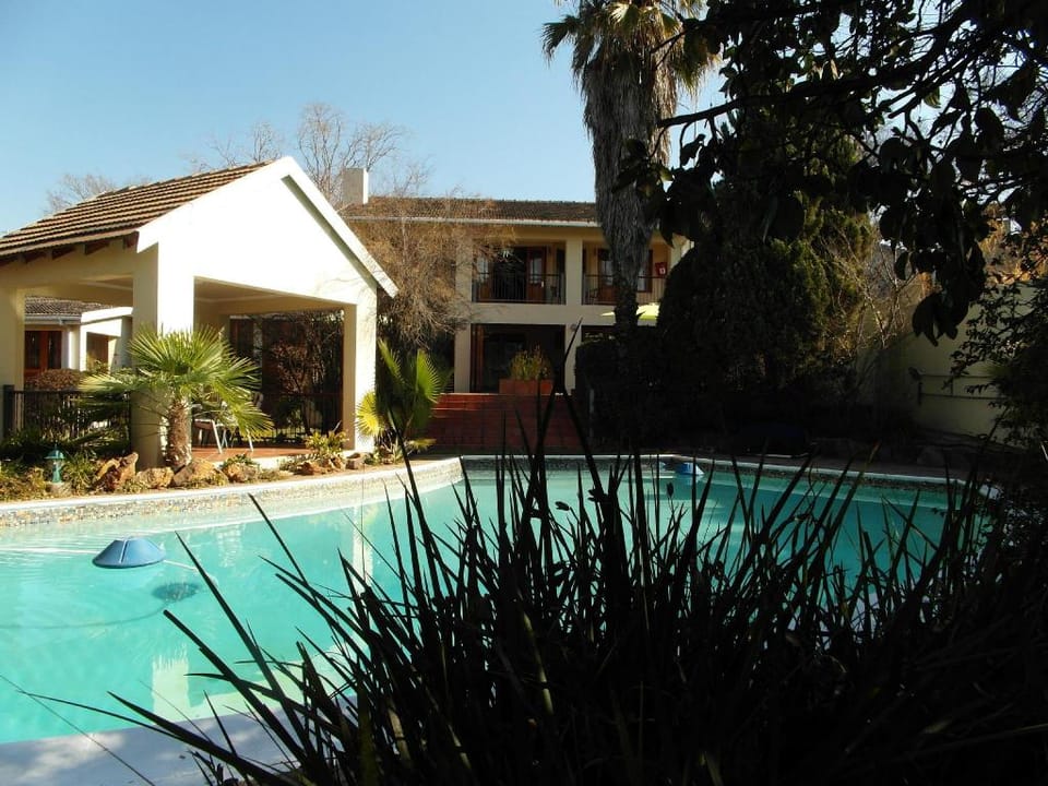 2 Leafed Doors Guesthouse Hotel in Sandton