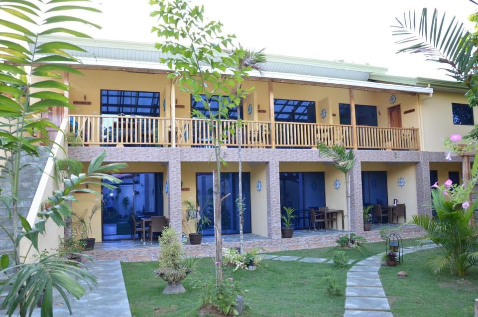 Captains Lodge and Bar Hotel in Panglao