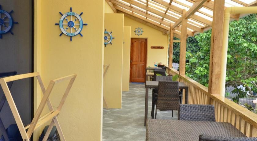 Captains Lodge and Bar Hotel in Panglao