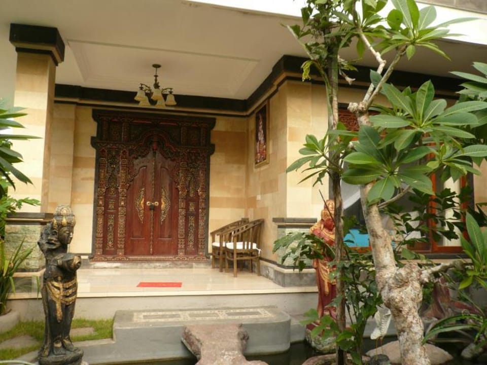 Rumah Wayans Lipah Bed and Breakfast in Abang