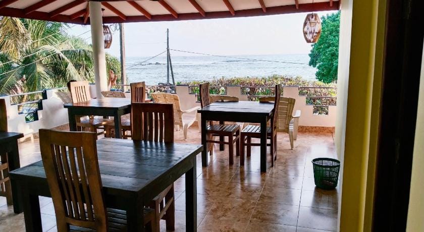 Hot Tuna Surfers Rest Midigama Bed and Breakfast in Southern Province