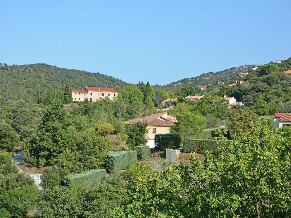 Villa in Le Boulou with Scenic Hilltop Views Villa in Le Boulou