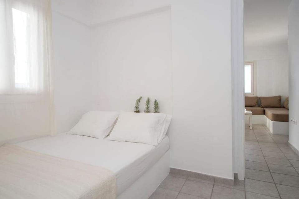 Cleopatra Seaside Homes, Logaras, Paros Apartment in Paros, Greece