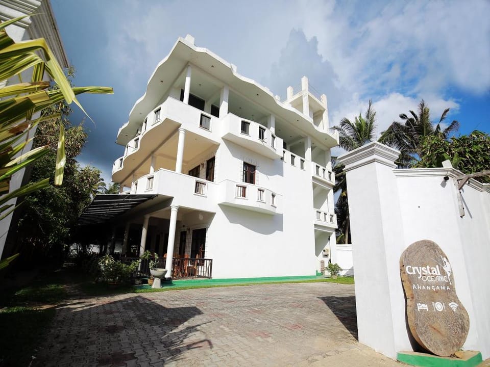 CrystalOceanic Hotel in Ahangama
