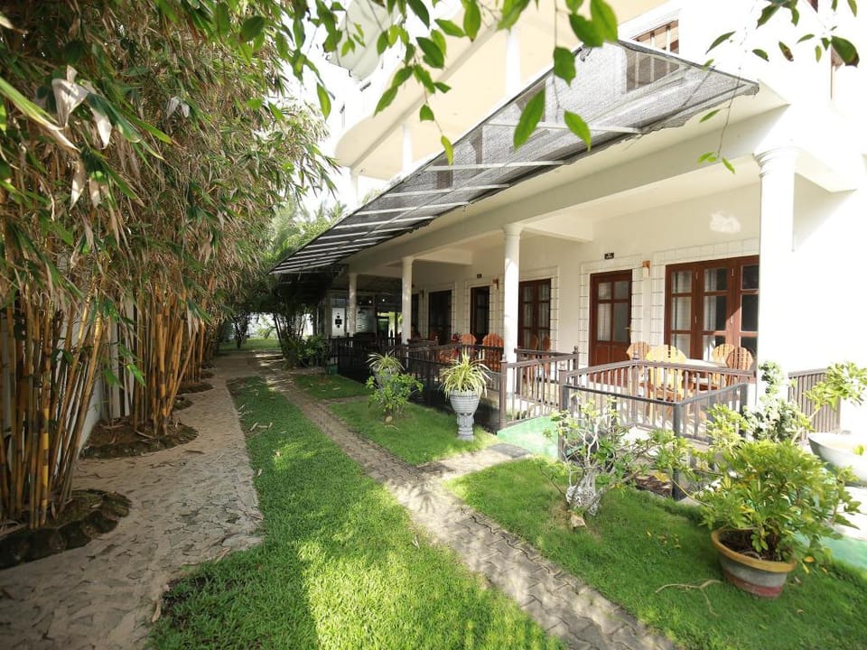 CrystalOceanic Hotel in Ahangama