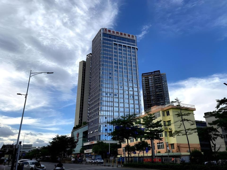 Vienna Hotel Shenzhen Longgang Xiashuijing Subway Station Branch Hotel in Shenzhen
