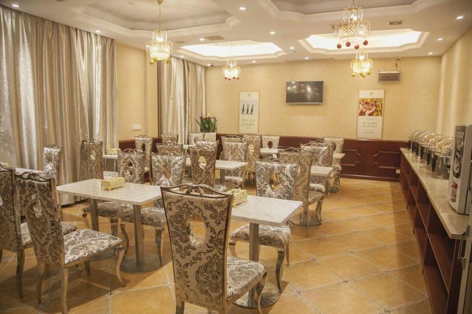 Vienna Hotel Shanghai Hongqiao Exhibition Center Xuying Road Metro Station Hotel in Shanghai