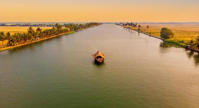 Spice Coast Cruises - Houseboat, A CGH Earth Experience Docked boat in Kerala