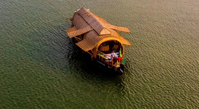 Spice Coast Cruises - Houseboat, A CGH Earth Experience Docked boat in Kerala