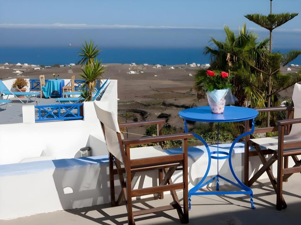 Georgis Apartments Hotel in Santorini