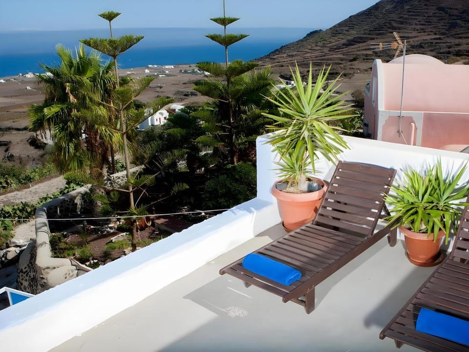 Georgis Apartments Hotel in Santorini