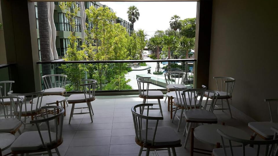 LPN Cha-am Beachfront Wifi 10m toBeach 1BR ติดทะเล Apartment in Thailand