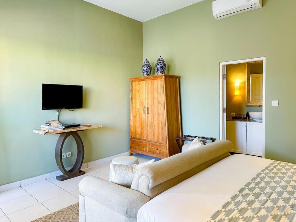 Room Sweet Room - Seminyak Center, walk to the Beach Bed and Breakfast in Kuta