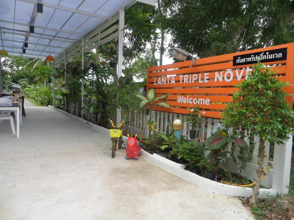 Lanta Triple Novel Bed and Breakfast in Sala Dan