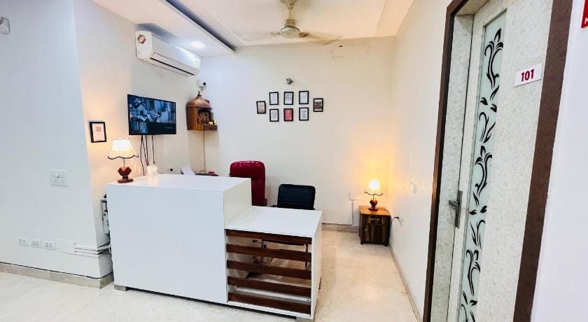 Flagship Kings Stay Near M2k Cinemas Rohini Hotel in Delhi