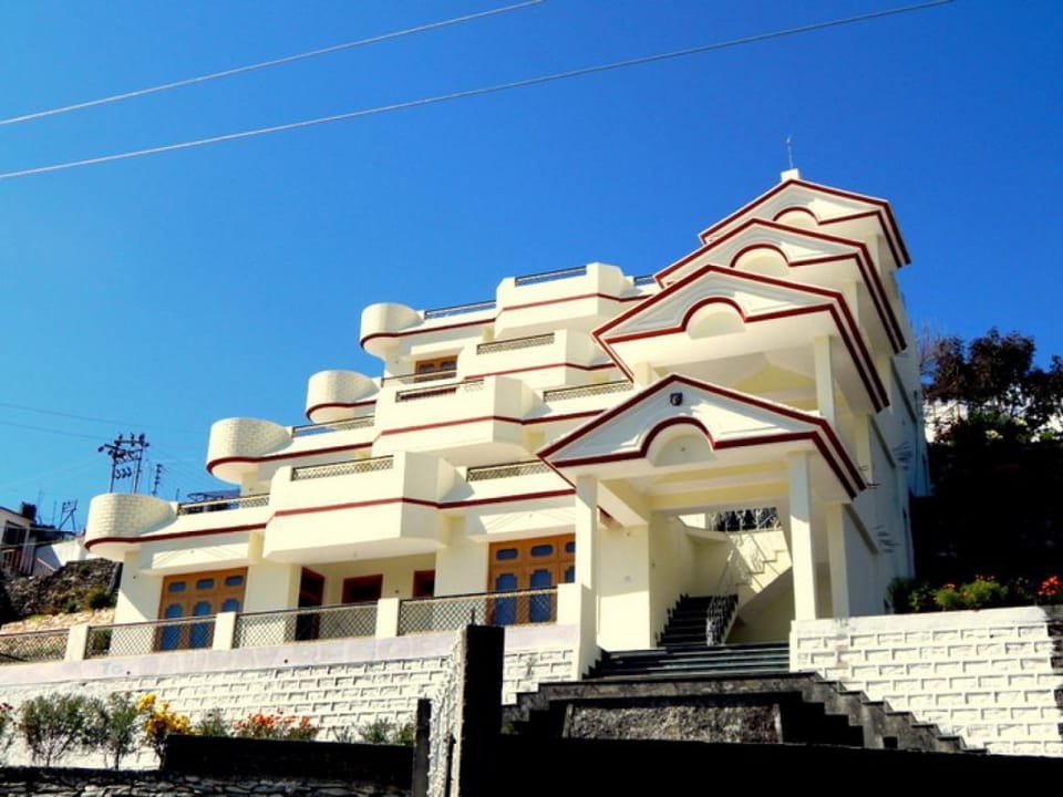 Gaurav Resort Hotel in Uttarakhand