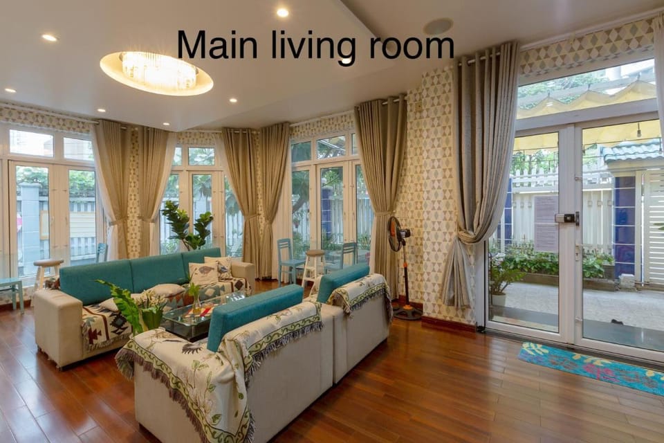 POOL VILLA*5 BEDs 6 BATHs *BBQ *KARAOKE *14pax*D.2 Villa in Ho Chi Minh City