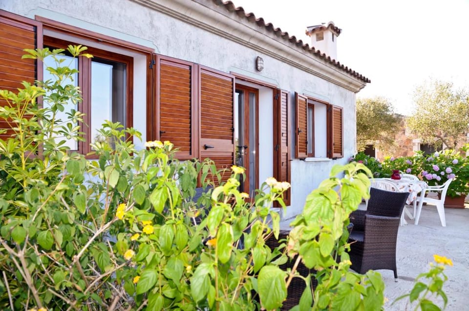 ISS Travel, Stazzu Fioritu - ground floor apartments with sea view Vacation rental in Sardinia
