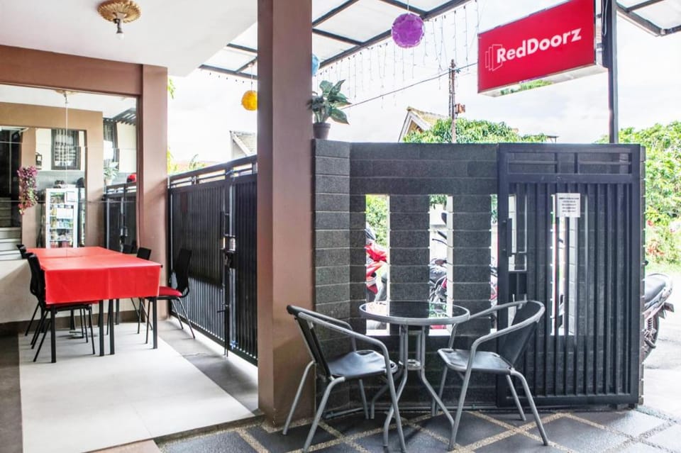 RedDoorz Plus near Isola UPI Bed and Breakfast in Parongpong