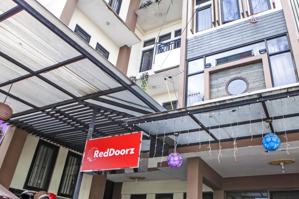 RedDoorz Plus near Isola UPI Bed and Breakfast in Parongpong