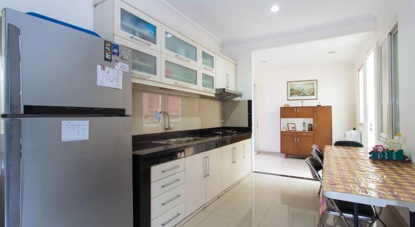 RedDoorz Plus near Siloam Karawaci Bed and Breakfast in West Java