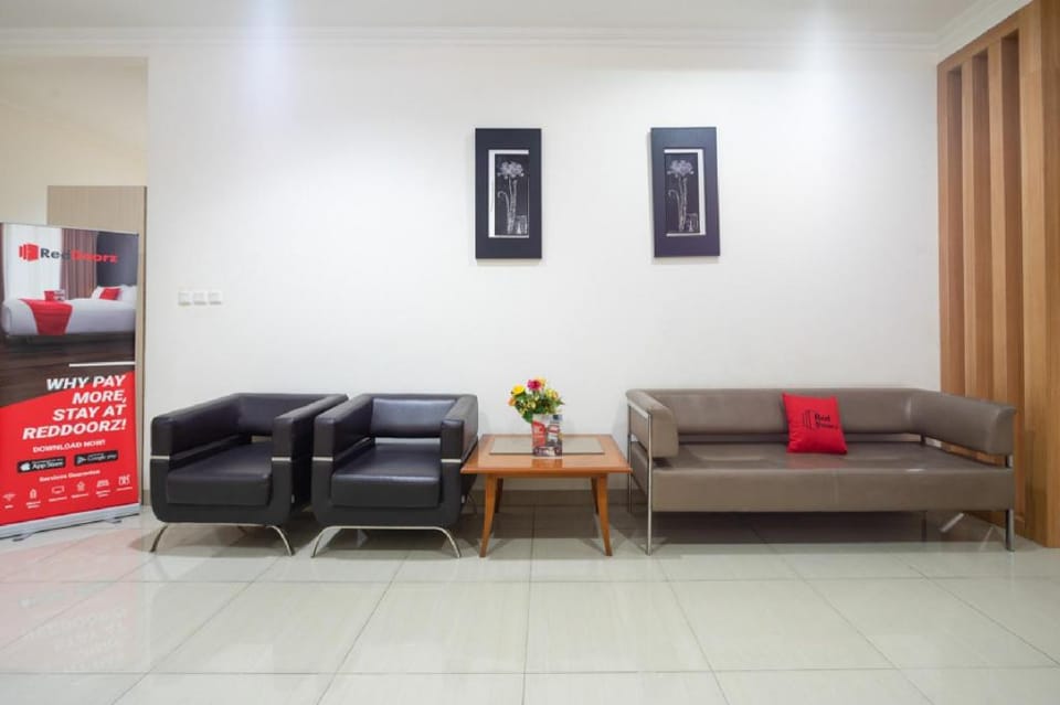 RedDoorz Plus near Siloam Karawaci Bed and Breakfast in West Java
