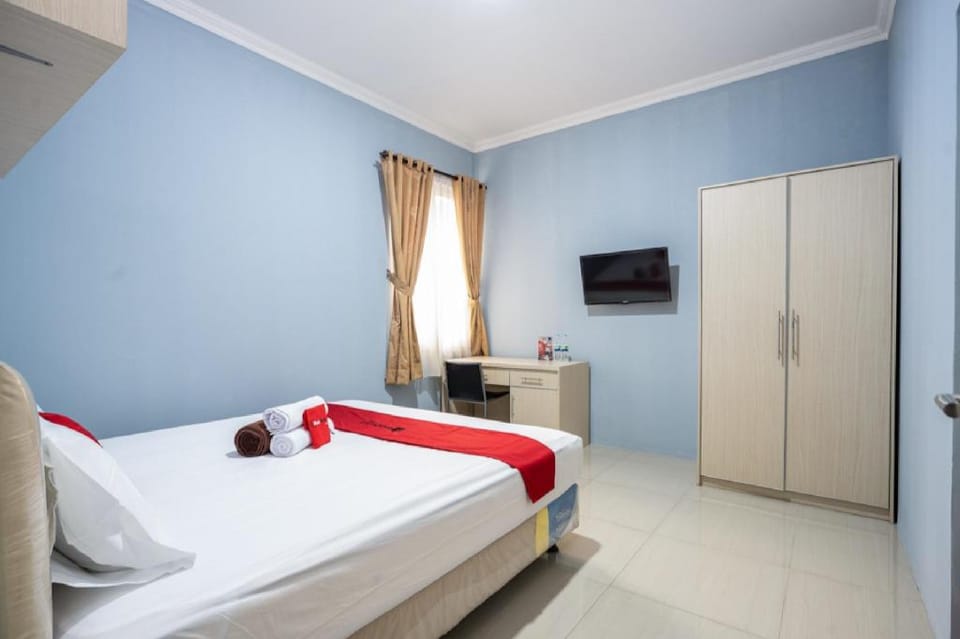 RedDoorz Plus near Siloam Karawaci Bed and Breakfast in West Java