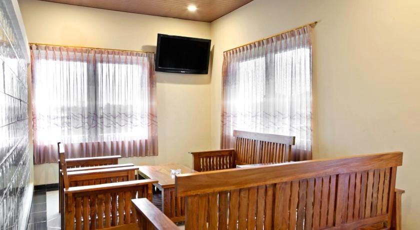 RedDoorz Near Trans Studio Mall 2 Bed and Breakfast in Bandung