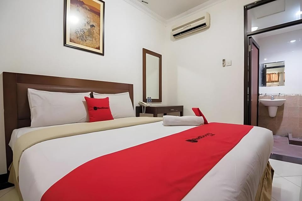 RedDoorz Plus @ Buah Batu Bed and Breakfast in Bandung