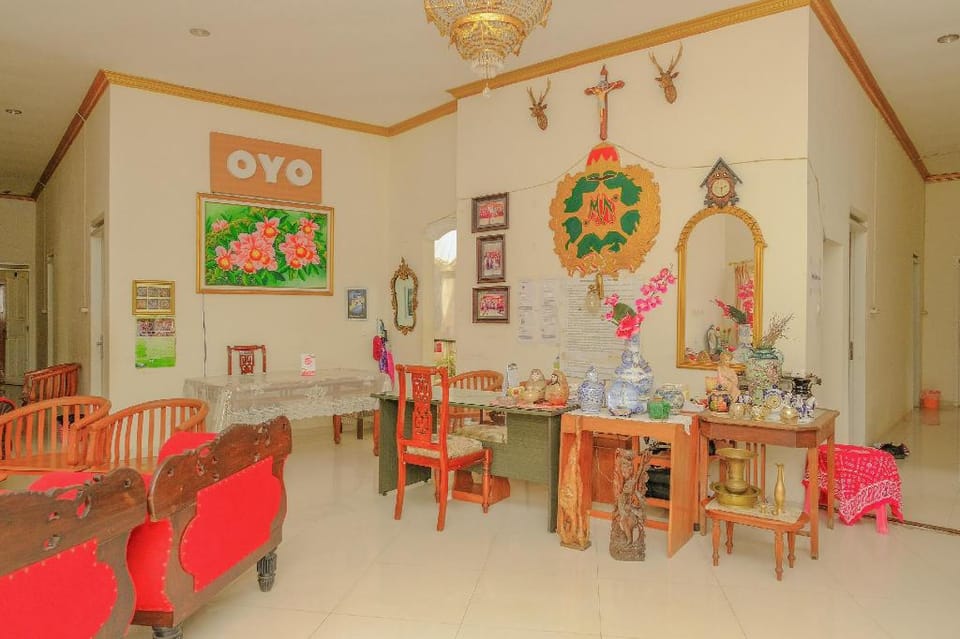 OYO 414 Loji Rejo Guest House Hotel in East Java