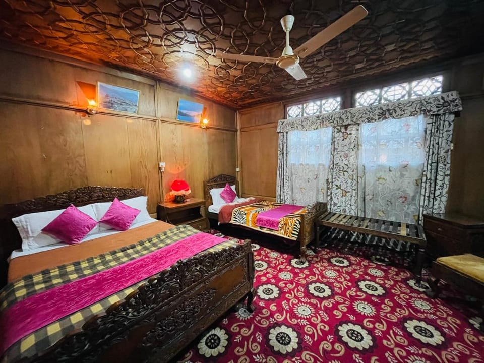 New Sea Palace Houseboats Hotel in India