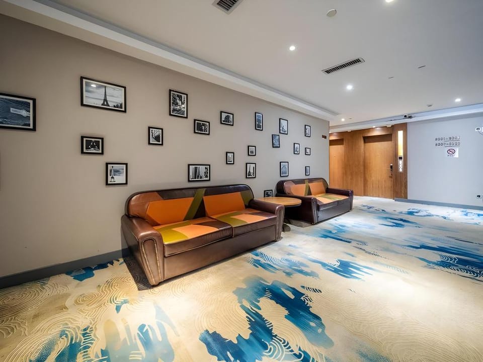 James Joyce Coffetel Guangzhou Railway Station Sanyuanli Metro Station Hotel in Guangzhou
