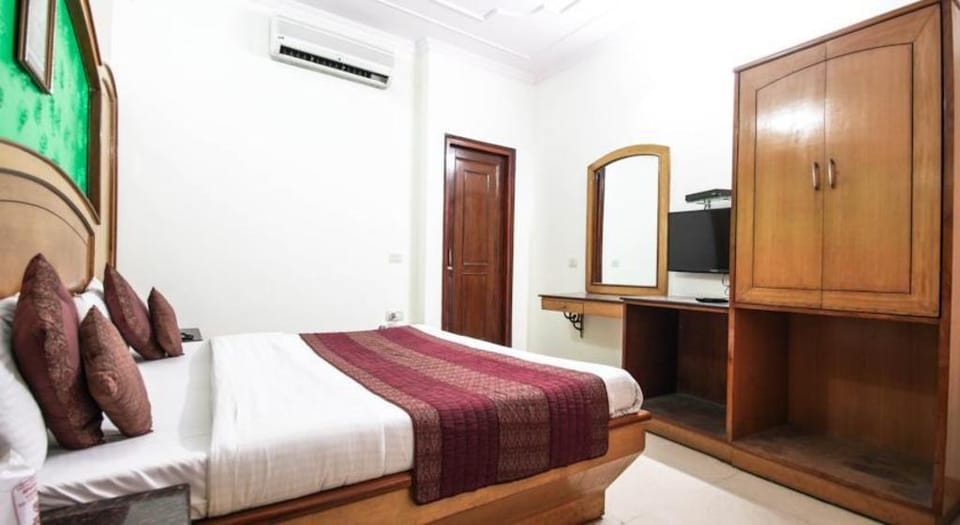 HOTEL YUVRAJ Hotel in Vadodara