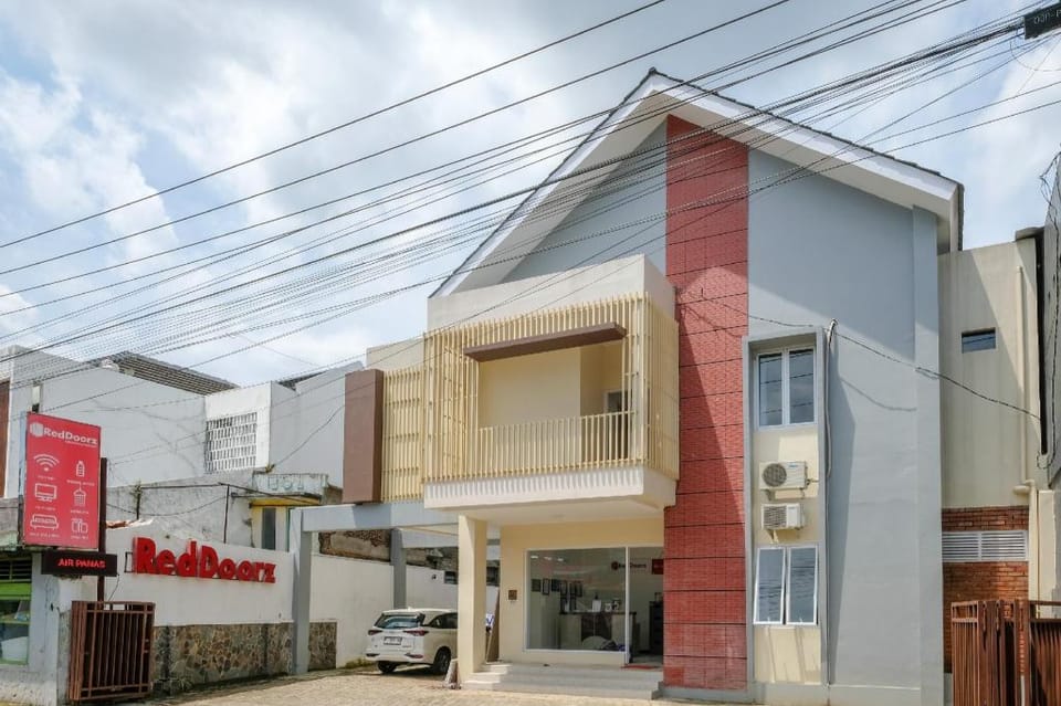 RedDoorz near Moro Mall Purwokerto Bed and Breakfast in Indonesia