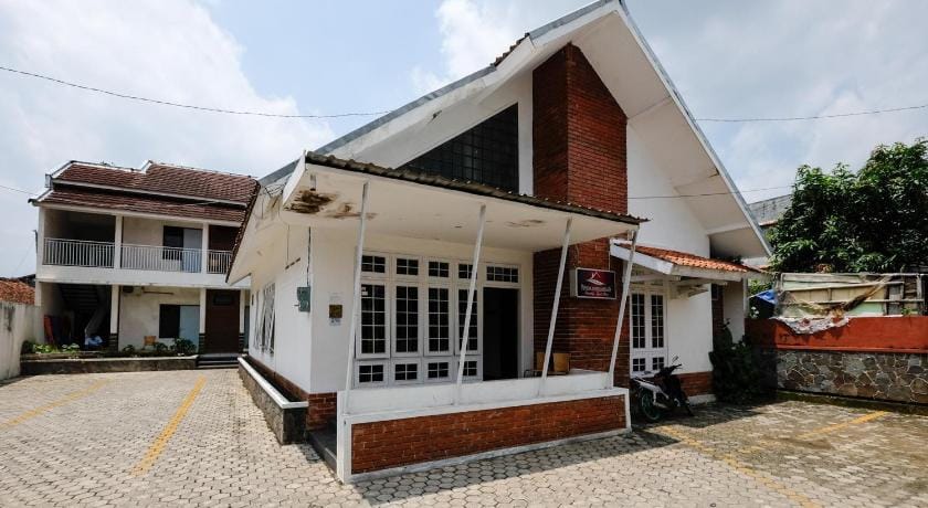 RedDoorz near Moro Mall Purwokerto Bed and Breakfast in Indonesia