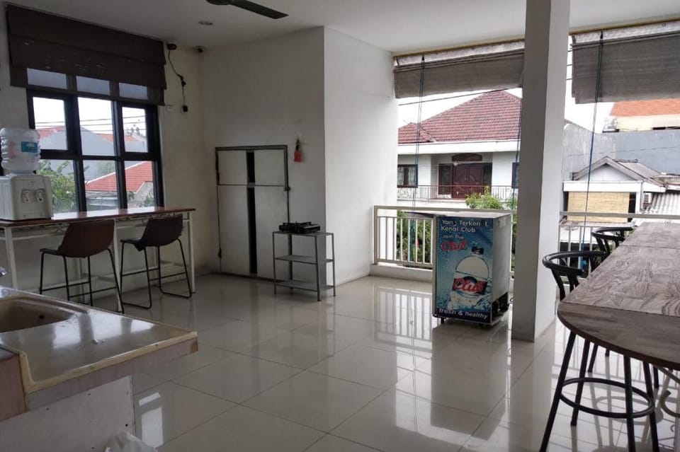OYO Life 3944 Family Guest House Sukomanunggal Hotel in Surabaya