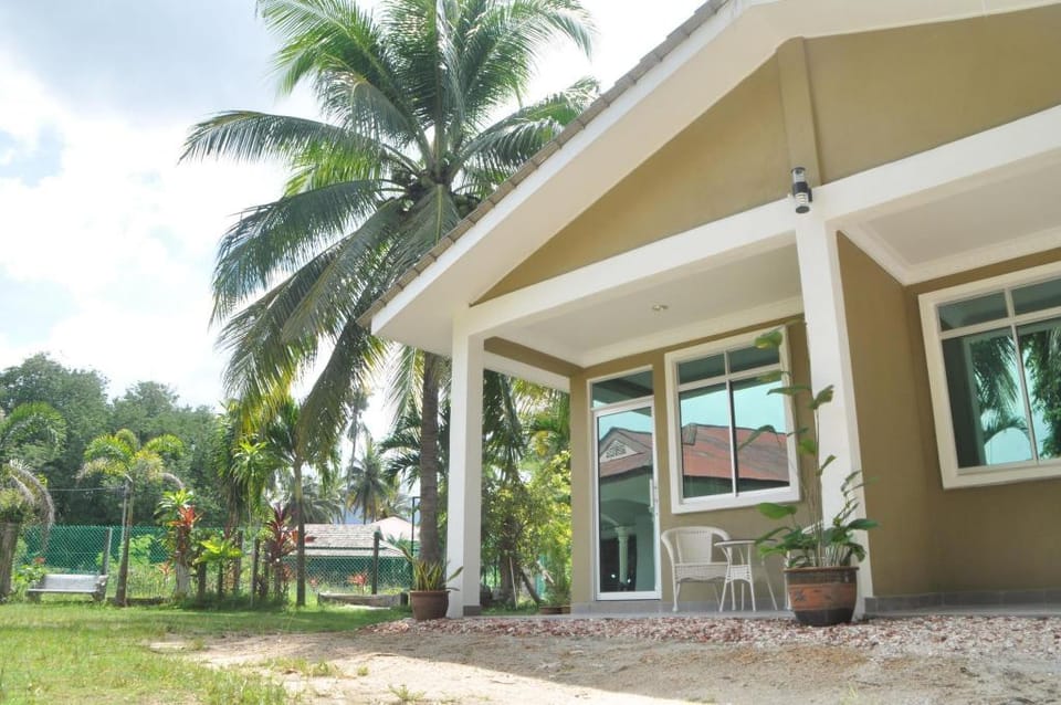 Sunset Bay Cottage Bed and Breakfast in Kedah