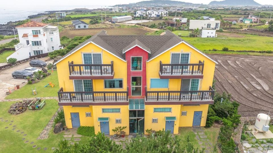 Jeju Kids and dolphin pension Bed and Breakfast in South Korea