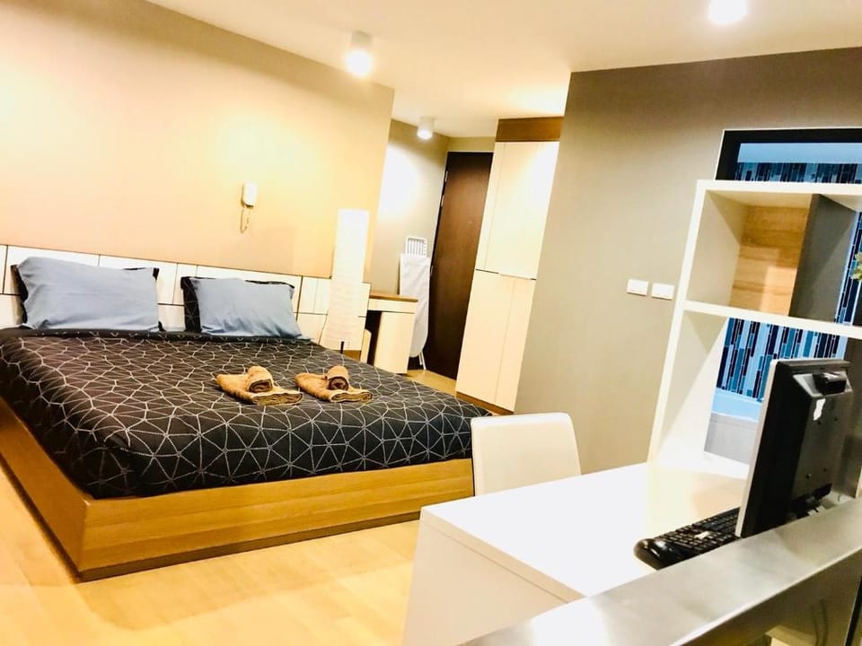 Luxury Suite Duplex Jacuzzi near BTS Sukhumvit69 Apartment in Bangkok